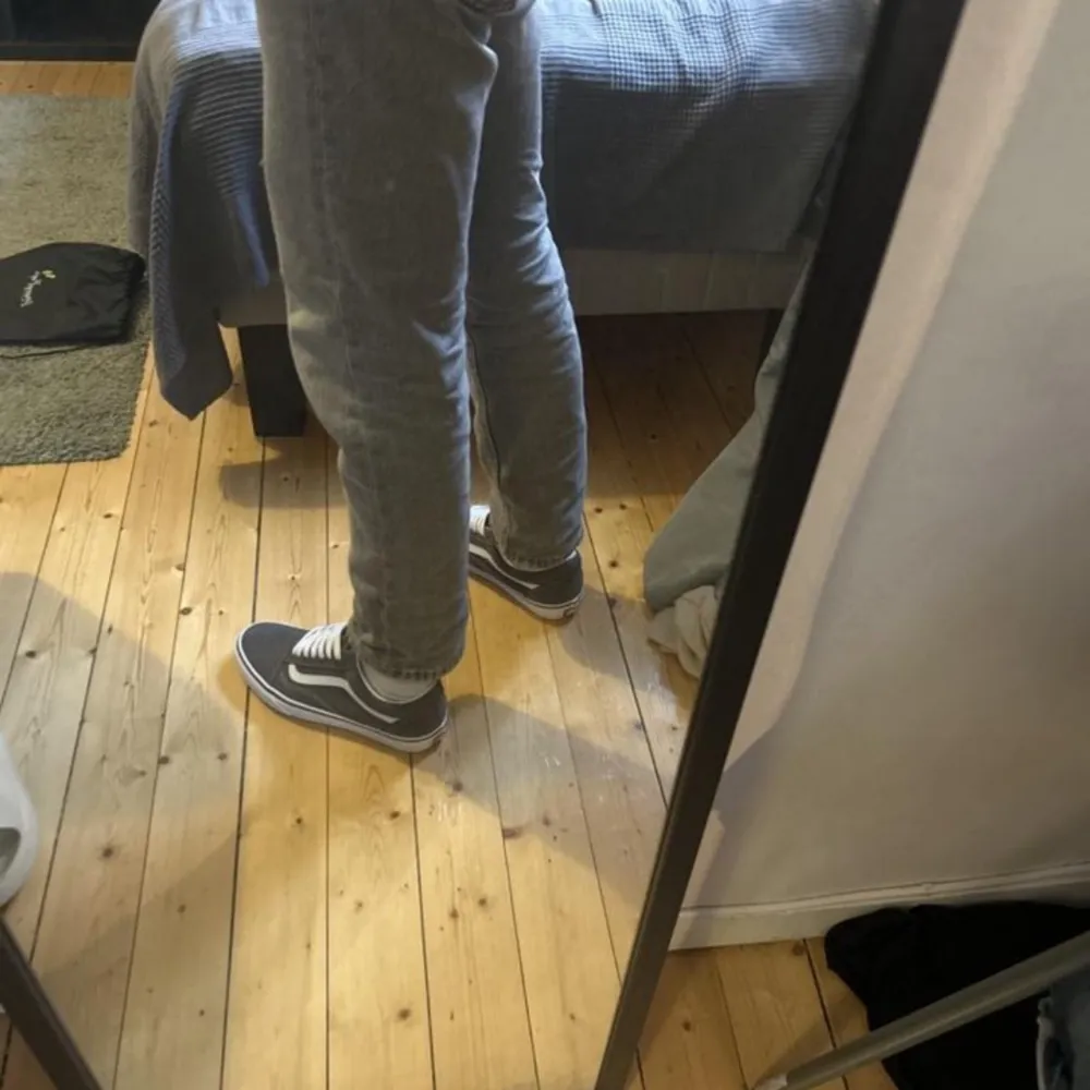 Vans Old Skool i storlek 40.5, säljer för att jag köpte fel storlek. Lite använda men ser helt nya ut när man har på. Köpta på Zalando för 850 kr, mitt pris är 500kr. Skor.