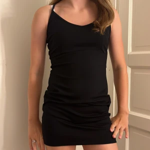 Svart klänning  - En oanvänd jätte fin klänning, där lappen är kvar💓säljs pgr av att den ör förstor på mig