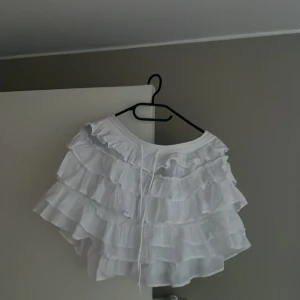 Vit minikjol  - Hej! Säljer min vita minivolangkjol☀️ den är ifrån H&M och bara använd 1 gång. Den är lite kort på mig som är 172 och därför säljer jag den. Superfin och trendig🤍🩷