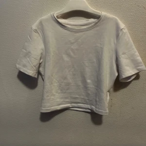 Vit magtröja - Vit magtröja från lager 157 i stl Xs. Har aldrig använt bara testat. Säljer för att jag köpte fel modell. Den köptes för 60kr