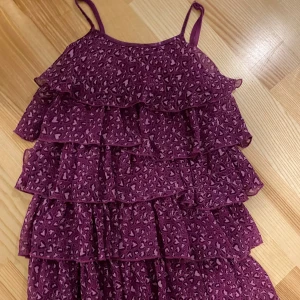 Tunika/Linne - Strl 134/140. Begagnat skick. Justerbara axelband.  Kolla gärna in mina andra annonser för samfrakt. Jag säljer mycket barnkläder just nu !