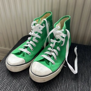 Gröna skor - Säljer dessa skor som liknar vanliga converse. Fick dem men har aldrig användt. De är i bra skick, endast lite smutsiga. Köparen står för frakten.