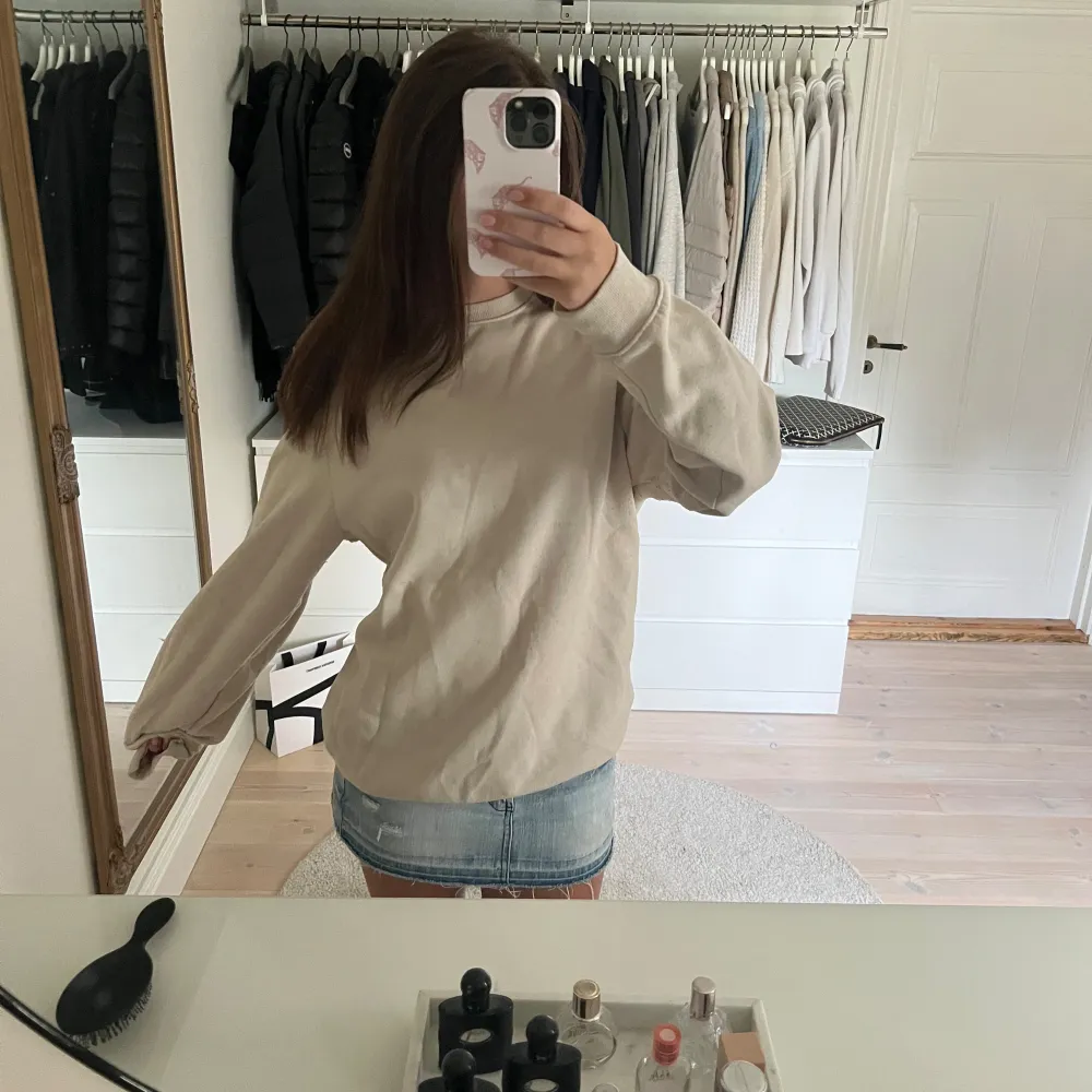 Säljer min tröja från hm som är i storlek s men är lite oversized!. Hoodies.