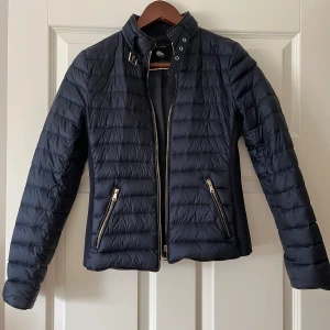 Mörkblå jacka - Kommer inte längre till användning, sparsamt använd och inga defekter💕 är en tajt modell, perfekt till hösten! 