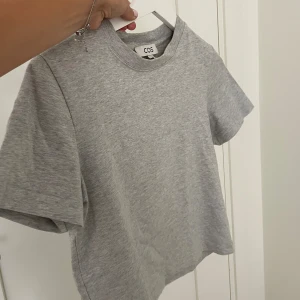 Cos t-shirt - Snygg t-shirt i bra kvalitet som endast använts fåtalet gånger. 