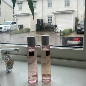  Två stycken eller en  rituals.. Hair and body mist -  Har använt nån gång men är inte min favorit doft men luktar ändå väldigt gott