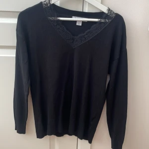 Tröja med spetts upptill  - Storlek S, svart tröja med spetts upptill 