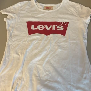 Tröja - Detta är en Levis tröja som inte kommer till användning men den är lite slitig