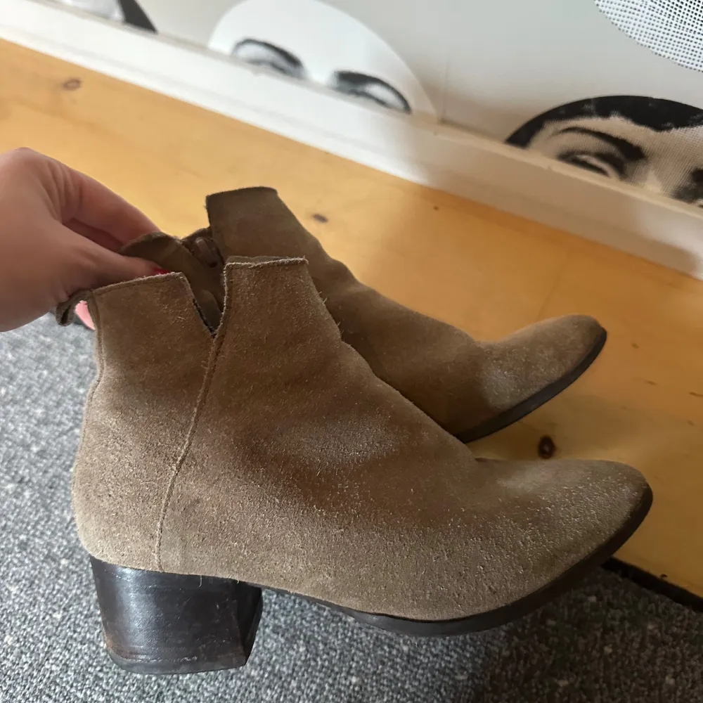 Superfina boots i mocka i använt skick men har fortfarande kvar att ge💛. Skor.