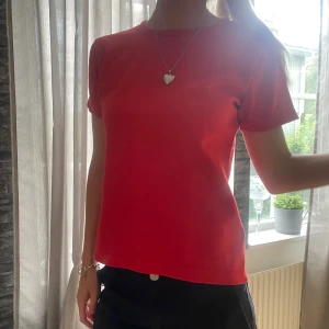 Röd T-shirt  - Snygg röd vintage t-shirt ifrån Active Women! Storlek M men passar mig som är storlek xs❤️✌️