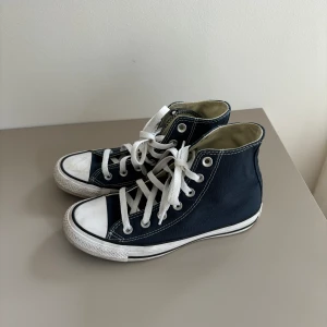 Blåa converse - Converse i en marinblå färg💙 Knappt använda!