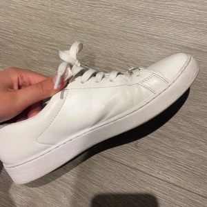 Michael kors skor  - Michael kors skor från Zalando köpta för 1200kr säljer då jag inte använder mer. Pris kan diskuteras 