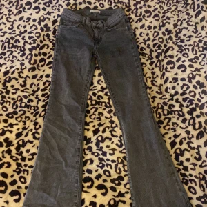 Gina jeans - Gråa jeans utsvängda 