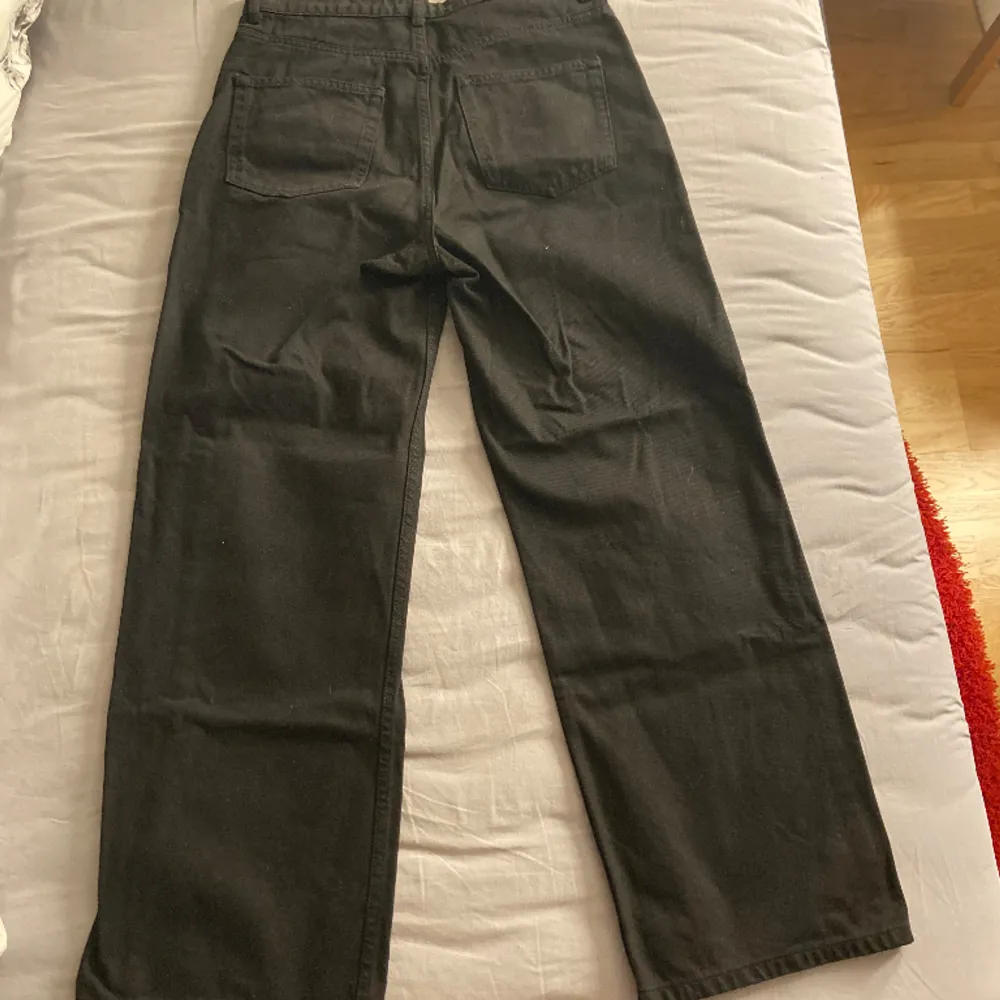 Oanvända utsvängda jeans i djup svart färg från Denim Rebel. Bara prislapp saknas. Långa och rejält utsvängda i benen. Storlek 40, men sitter som 36/38. Ingen stretch. Nypris: 299 kr. Jeans & Byxor.