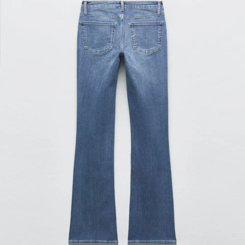 Säljer dom hära low waisted bootcut zara jeansen som är helt slutsålda på hemsidan, säljer pga att dom ej kommer till användning🥰. Jeans & Byxor.