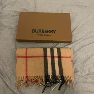En burberry halsduk (Kashmir) - Bra skick, bara använd denna vintern!