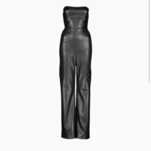 Byxdress new yorker - Sååå snygg byxdress från new yorker i mattar ”läder” material. Super bekväm och snygg på. Använd 1 gång på ett event. Stl S🩷 Köpt på rean: 239:- säljer för 150:- 