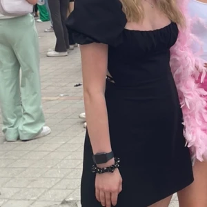 Zara klänning - Superfin klänning som endast år använd 1 gång på LOT! Den har tyvärr blivit för liten! SUPERFIN!