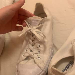 Klassiska vita Converse All Star skor. Knappt använda, men köpta secondhand. En wardrobe staple. Tvättar innan ni får dem. Pruta gärna!