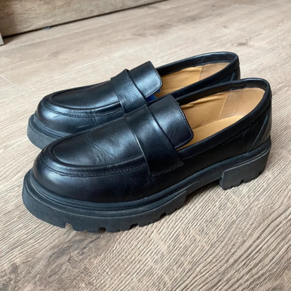 Säljer dessa svarta loafers som är i fint skick, passar perfekt till våren!☺️. Skor.