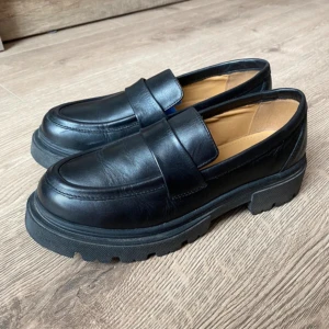 Svarta loafers  - Säljer dessa svarta loafers som är i fint skick, passar perfekt till våren!☺️