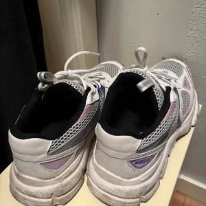 Axel arigato  - Säljer mina Axel arigato i modellen maraton runner i storlek 39. Skorna är köpta på nk i Stockholm förra året i januari.