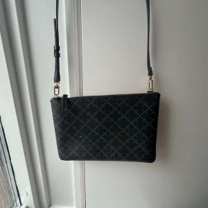 Malene Birger väska!💐 - Säljer denna fina väska, nypris ungefär 1000kr. Bra skick, säljer för 350 kr. Skriv privat för fler bilder 💕💕