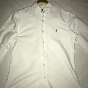 Polo Ralph Lauren skjorta - Storlek M, slim fit. Inte använd på 5 år men riktigt bra skick!