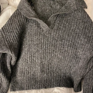 Stickad tröja - jätte fin stickad tröja från Gina!! säljs pga inte min stil & fick i present 