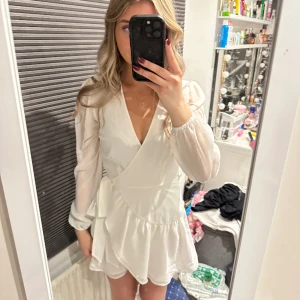 Klänning  - Klänning från nakd som är använd 1 gång, perfect till student osv🩷