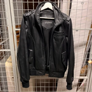 Elvine skinnjacka herr - Svart Elvine skinnjacka  Storlek M Använd väldigt få gånger så den är i väldigt gott skick