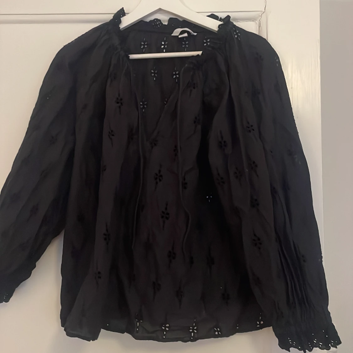 Svart mönstrad blus