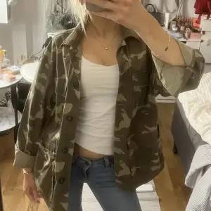 Super snygg camouflage jacka!! Perfekt till våren och hösten