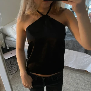 Svart fest topp - Säljer denna superfina svarta halterneck topp från asos i storlek L men är insydd för att passa S
