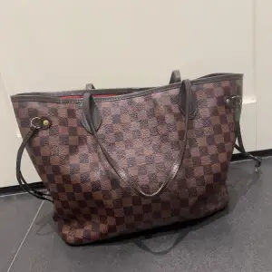 Louis vuiotton neverfull väska. Helt fin utanpå men lite fläckar i innertyget och dragkedjan på ett litet fack har gått sönder. Men utåt sett är den i topp skick! Använd köp nu! (Ej äkta)