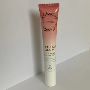Blush - Gel-Cream blush från Lumene som lägger mig väldigt naturligt på huden i  färgen berry blush. Lätt parfymerad och vegansk. Testad en gång så knappt använd🌸