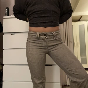 Kostymbyxor  - Ett par lowwaist bootcut kostymbyxor som är jättefina. Säljer för jag rensar garderoben har ej plats me kläder💕 