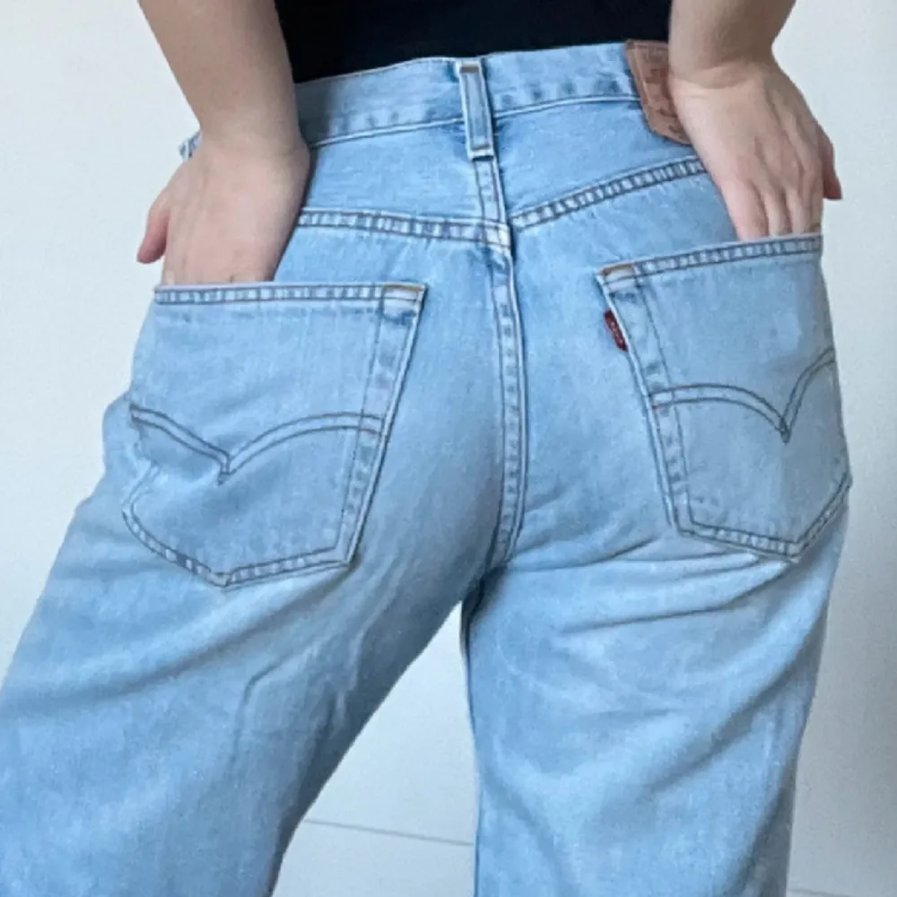 lågmidjade vintage levi 501 i en sååå snygg ljusblå tvätt. Jeans & Byxor.