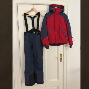 Skidset McKinley  - Säljer detta super fina skidset från McKinley💞 Det är endast använt en gång så det är som nytt! Säljer då det är för stort för mig. Byxor:strl 38 Jacka: strl 36 Nypris: 3000kr