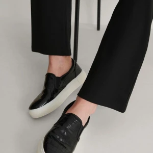 Skor  - Sneakers från NA-KD i strlk 39, säljer då de är för stora för mig. Nypris 350kr. 