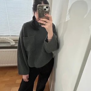 Tröja från & Other stories  - Jättefin tröja från & Other stories! Storlek 34. Färgen gör sig inte alls rättvis på bild så för fler bilder hör gärna av er. 