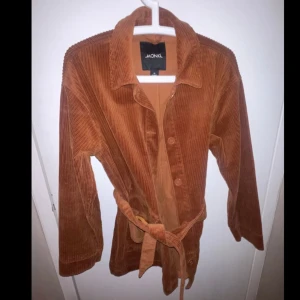 Mockajacka - En jacka i mocka från Monki i strl XS. Passar en XS-M skulle jag säga. Aldrig använd 🌸