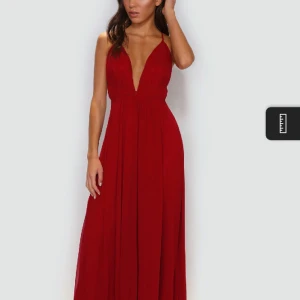 Balklänning - Intressekoll på min balklänning från ivory field. Jag är runt 160 och den passar bra i längden med klackar, den har även slits. Använd en gång och har inga defekter. Nypris 1900kr