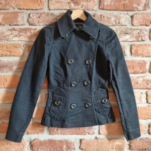 Superfin vårjacka - Köpt secondhand, men inga större defekter. För fler bilder eller frågor kom privat!  Pris kan diskuteras Bilden är lånad från förra ägaren. Olivia Halle har en likadan ☺️