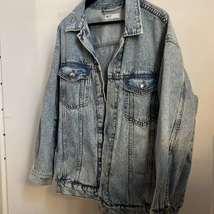 Jeansjacka perfect jeans Gina Tricot - Oversized jeansjacka från Gina i storlek M. Fint skick! Säljer då den ej kommer till användning längre🤍 Nypris:699