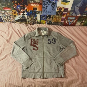 Grå Levi Strauss&Co Levi’s zip up kofta - Grå Levi Strauss&Co Levis kofta. Kommer från secondhand men aldrig använd och i väldigt bra skick. Sitter bra och är true to size. Kan gå ner i pris vid snabb affär