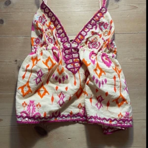 Zara topp - Kan tänka sälja min zara topp för ett bra pris💕hör av er vid fler frågor💕säljer + frakten💕