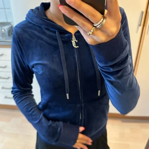 Juicy tröja - Mörkblå juicy tröja som ej kommer till användning. Använd en gång endast! pris går att diskutera