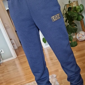 Armani byxor - Armani byxor till Salu. Dom är helt oanvända och fräscha. Skriv om intresserad.