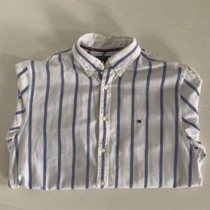 Superfin vit/blårandig skjorta i nyskick från tommyhilfiger. ”New york fit”